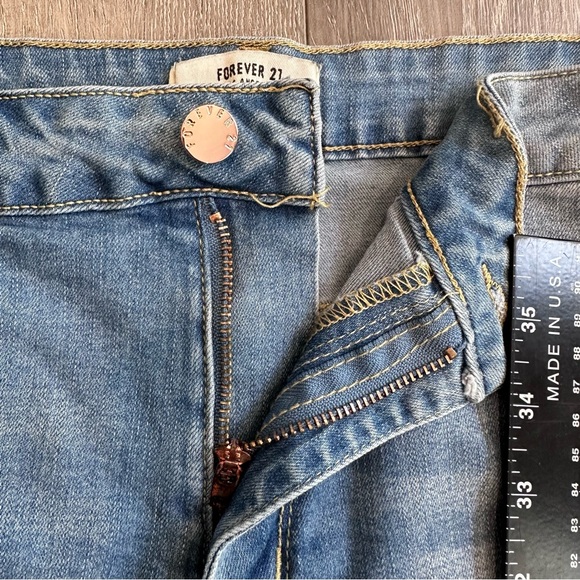 Forever 21 Women’s 28 High Rise Distressed Frayed Raw Hem Medium Wash Shorts - Picture 3 of 7